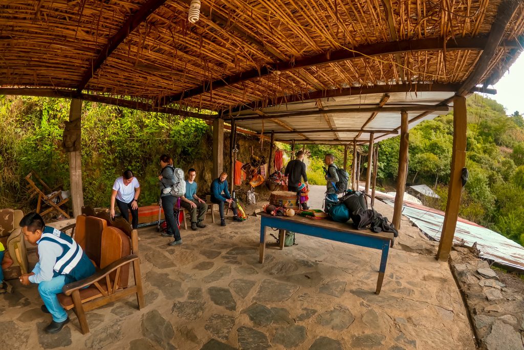 Trekkers-resting-on-the-Inca-Jungle-route